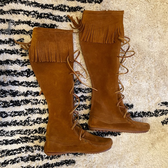 Minnetonka Stivali Alti Da Donna Front Lace Knee High, Pelle Marrone (Brown 2), Tomaia In Pelle, Suola Gomma, Taglia 40 EU, Stile Bohémien Chic